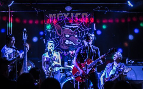 La banda descargando en vivo. ¡Con los Crueles se prendió la noche!