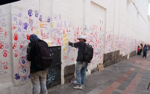 Los obreros primero retiraron los afiches que fueron pegados.