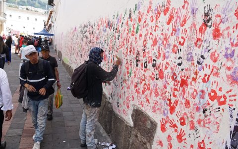 Trabajos de limpieza en las paredes grafiteadas después de la marcha del 8M.