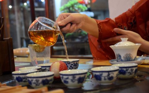 La taza se sirve hasta la mitad y el brebaje debe olerse primero.