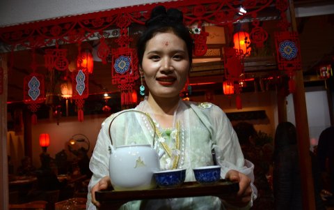 La taza no se sirve llena, la tradición indica que se completa con amor y amistad.