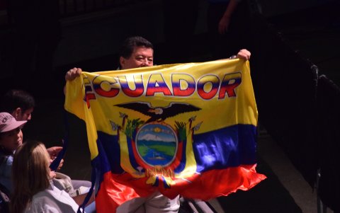 El padre deChito recibió mucho cariño de los ecuatorianos en el coliseo. Agradeció a quienes viajaron a alentar a su hijo.