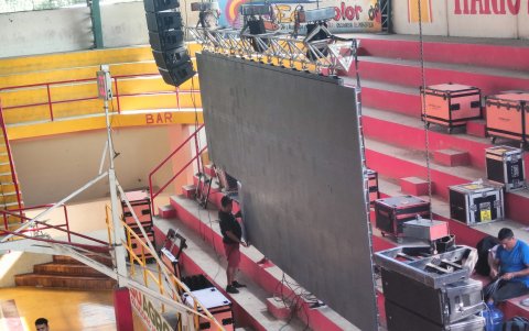 Cerca de una docena de trabajadores instalaron ayer la pantalla.