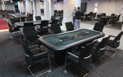 Su sede en Urdesa central cuenta con 16 mesas para torneos, más una mesa final con adecuaciones para streaming en vivo.