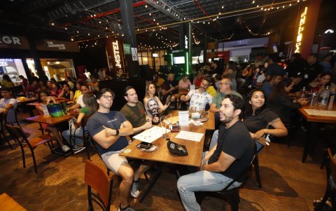 Familiares y amigo se han reunido para ver el combate.