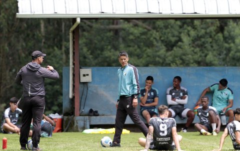 Beto Araujo (c) confía en el plantel con jóvenes jugadores que conformó en Cumbayá.