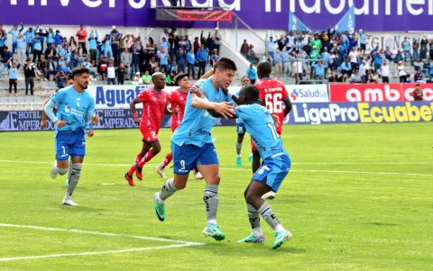 Facundo Pons (c) anotó el penal que le dio la victoria a Macará sobre El Nacional.