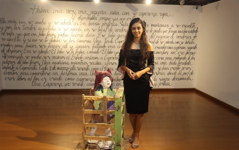 Caperucita roja.  Obra de Cristina Enderica representa a niños y niñas, víctimas de violencia.