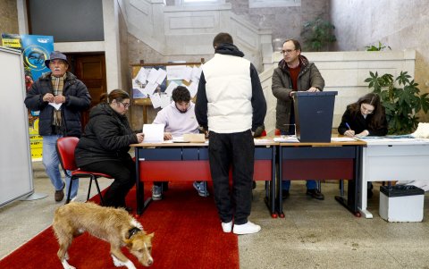 Algunos con miedo de lo que pueda salir de las urnas y otros cansados de la política de los últimos años, los portugueses acuden a votar en unas elecciones que decidirán cuál será el próximo Gobierno.