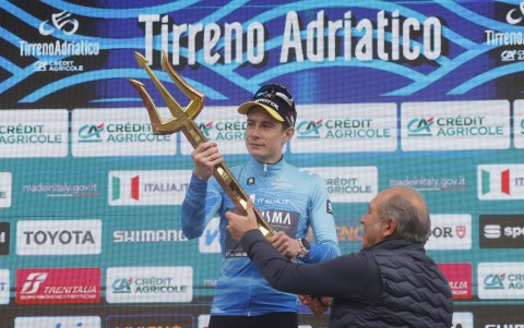 Jonas Vingegaard (Jumbo Visma) celebra en el podio tras ganar la 59ª carrera ciclista Tirenno-Adriatico.