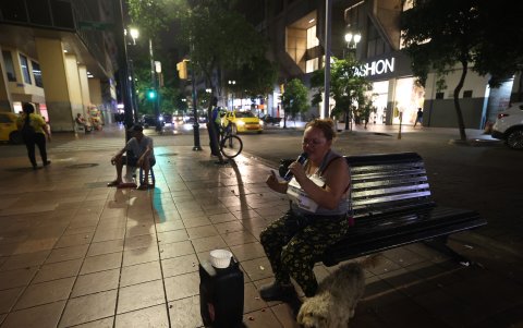 Movimiento. Pasadas las 19:00, las actividades comerciales cesan en la avenida 9 de Octubre. Con ello, el flujo de personas que transitan en la vía disminuye.