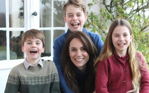 Kate Middleton junto a sus hijos en la foto que fue editada con IA.