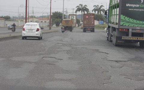 2. Vías. Las calles de la León Febres Cordero tienen cientos de huecos. El problema se evidencia casi a lo largo de los 7 kilómetros de extensión.