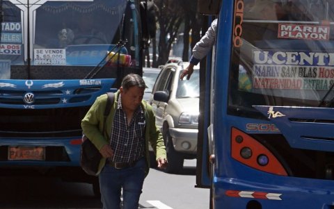 Para subir a las unidades de transporte, los pasajeros las abordan en medio de la vía, arriesgándose a que ocurran siniestros viales.