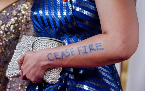 Además de llevar el pin rojo, la cineasta Shruti Ganguly también tenía las palabras 