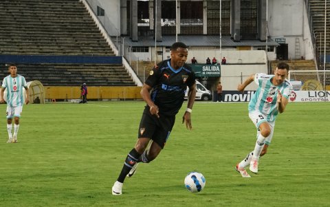 Michael Estrada (i) fue clave en las jugadas de los goles ante Cumbayá. Falló un penal.
