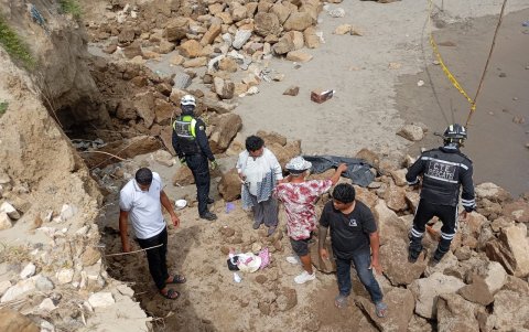 El pasado lunes, tras la tragedia, habitantes de Posorja vieron la forma de sacar a las víctimas.