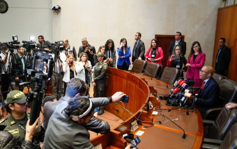 El presidente de la Corte Suprema de Colombia, magistrado Gerson Chaverra Castro, habla hoy durante una rueda de prensa en Bogotá (Colombia).