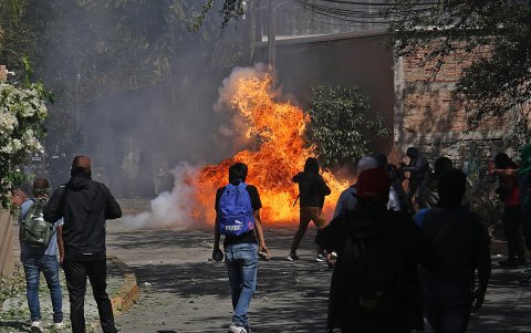 Manifestantes protestan frente a las instalaciones de la Fiscalía General del Estado (FGE) de Guerrero este martes 12 de marzo de 2024, en Chilpancingo (México).
