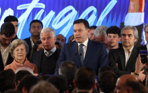 El líder de Alianza Democrática y presidente del Partido Social Democrático, Luís Fernández, rodeado de otros dirigentes de la coalición.