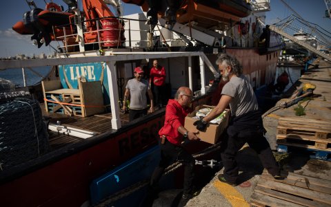 Una foto proporcionada por las oenegés españolas muestra a colaboradores estibando la carga con la ayuda humanitaria.