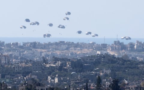 Un avión de la Real Fuerza Aérea de Marruecos lanza ayuda humanitaria al norte de la Franja de Gaza, vista desde el lado israelí de la frontera, al sur de Israel,