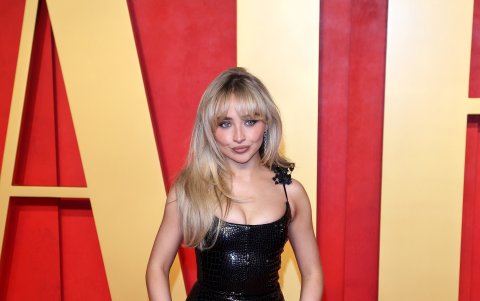 Sabrina Carpenter llegando a la fiesta de Vanity Fair.