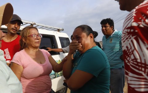 Familiares de los niños fallecidos, en el instante en que llegaron a playa Delfín.
