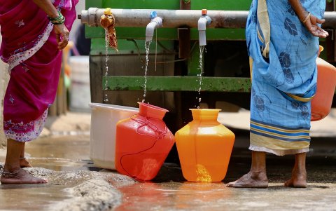 Un camión de 6.000 litros, en días normales, costaría 600 rupias (7,24 dólares)