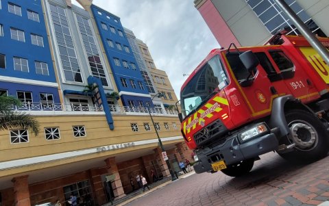 Los bomberos también llegaron hasta el edificio afectado