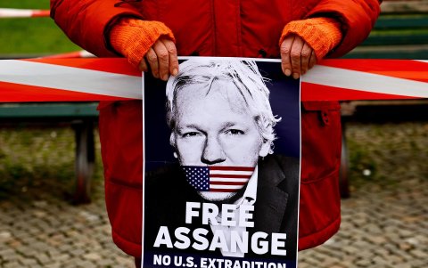Un activista pro-Assange sostiene un cartel frente a la Embajada de los Estados Unidos durante una protesta en Berlín, Alemania,en una fotografía de archivo.
