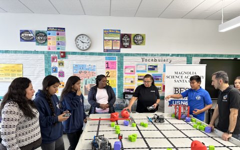 Padres y sus hijos en la participación en la primera Competencia Anual de Robótica VEX para Padres en la escuela Magnolia Science Academy en Santa Ana, California