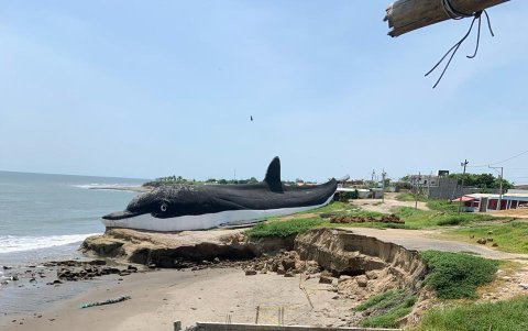 En el acantilado se ha colocado ahora plásticos que eviten un posible deslave.