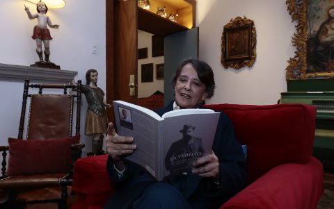 María del Carmen Almeida da un vistazo al libro.