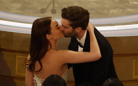 Emma Stonejunto a su esposo Dave McCary.