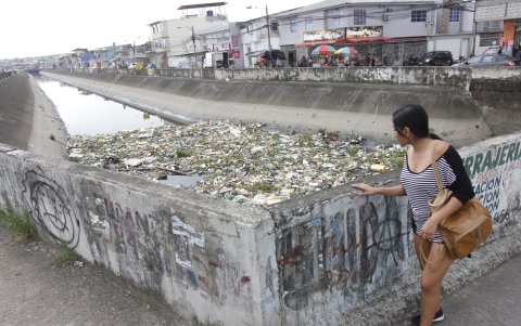 Diferentes desechos se acumulan en el canal.