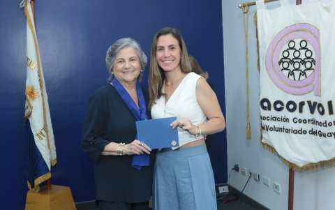 Alba Viteri, de Acorvol, entrega un reconocimiento a Valeria Arosemena, en representación de la Fundación Ambulancia del Deseo.