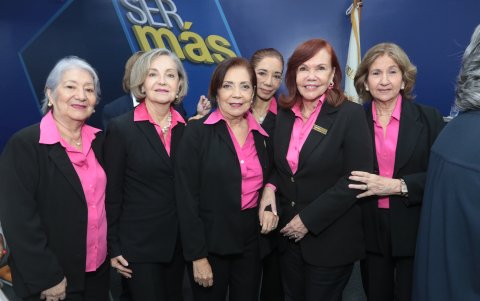 Mercedes Campoverde, Alexandra de Váscones, Marcela de Torres, Brenda Miranda, Esperanza de González y Pilar de Meneses, voluntarias de Niños con Futuro.