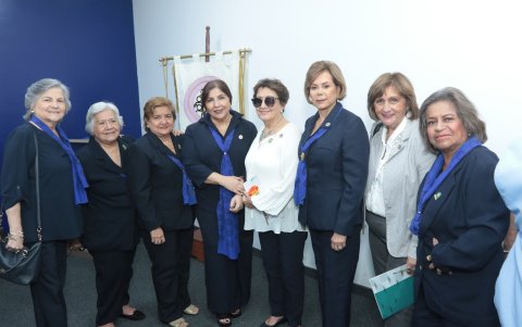 Alba Viteri, Zoila de González, Rosa de Mera, María Delia García, María Eugenia de Plaza, Carmen de Vásquez, Lourdes de Jaramillo y Blanca de Sánchez.