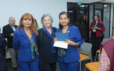 Norma de Barek, Alba Viteri y Magdalena de Peñaherrera, de la Asociación de Voluntariado Educativo.