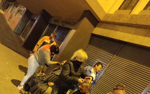En compañía de cuatro barberos, también recorren las calles, colocan sillas en las aceras y las transforman en una peluquería móvil