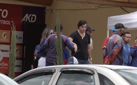 El actor Danilo Carrera estuvo la semana pasada en uno de los entrenamientos del Quito y sostuvo pláticas con la cúpula del club. Su representante es Erick Chiriboga, hijo de Chiriboga Acosta.