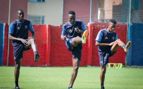 Los jugadores del Deportivo Quito, que militan en la Segunda Categoría, continúan sus entrenamientos habituales en el complejo del club.