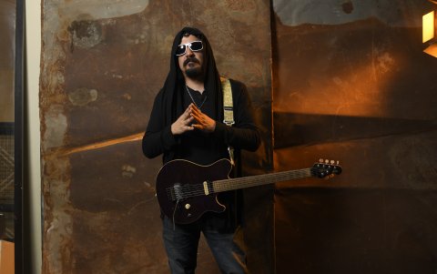 En 2022 sacó mi primer material solista, de rock instrumental, el cual cuenta con la participación de varios amigos y colegas.