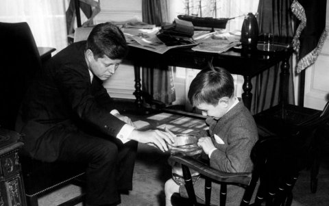 El presidente John F. Kennedy junto a su sobrino Robert F. Kennedy Jr.