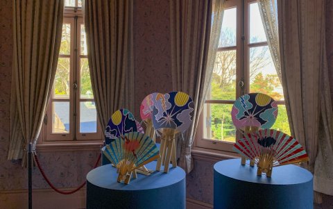 Abanicos tradicionales japoneses cuyos motivos, pintados por Noritaka Tatehana, varían según la perspectiva desde la que se miren, debido a los pliegues de la tela.
