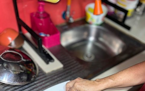 Una ama de casa prepara mariscos en Esmeraldas y no puede faltar en su comida la chillangua.