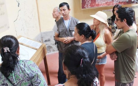 Muchas personas acuden al sitio para vsitar el museo y conocer más de la cultura manabita.