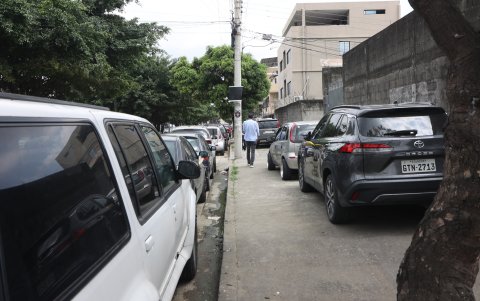 Tránsito. Varios autos son estacionados en las aceras sobre la avenida Leopoldo Benítez.