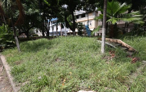 Áreas verdes. Un parque en la manzana 19 se encuentra en estado de deterioro.
